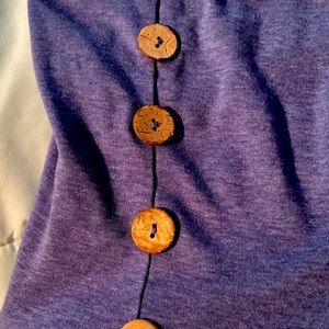 Crowl neck long sleeve top with fashion buttons